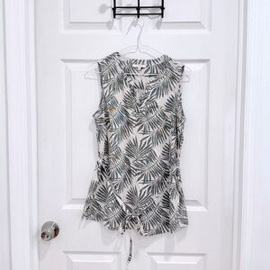 🌿 Skies Are Blue Sleeveless Palm Print Blouse – Size M